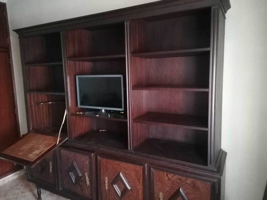 Estante/móvel de sala em madeira panga-panga