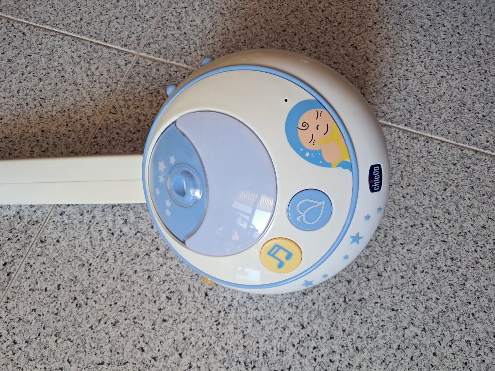 Brinquedo adaptável  para cama de criança, com música