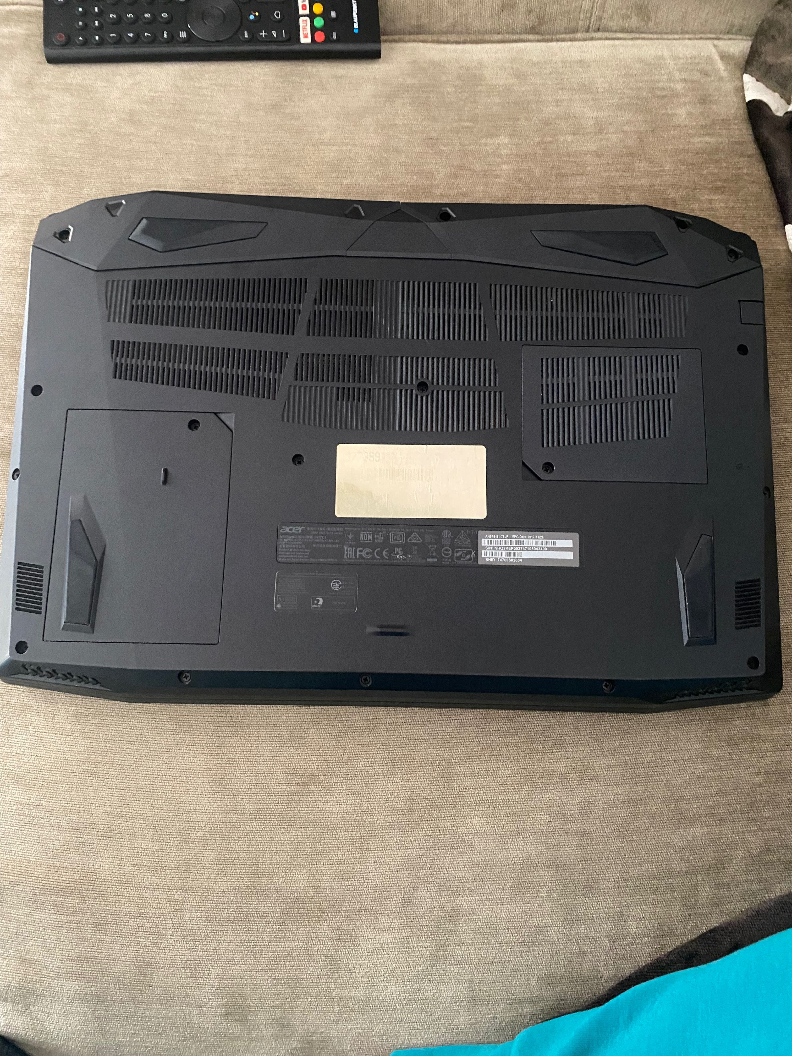 Dzień dobry sprzedaję laptopa delikatnie porysowany