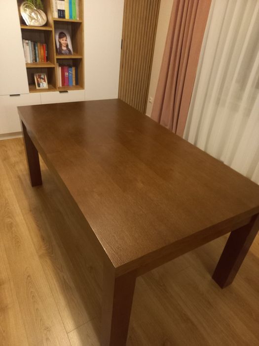 Solidny stół do salonu