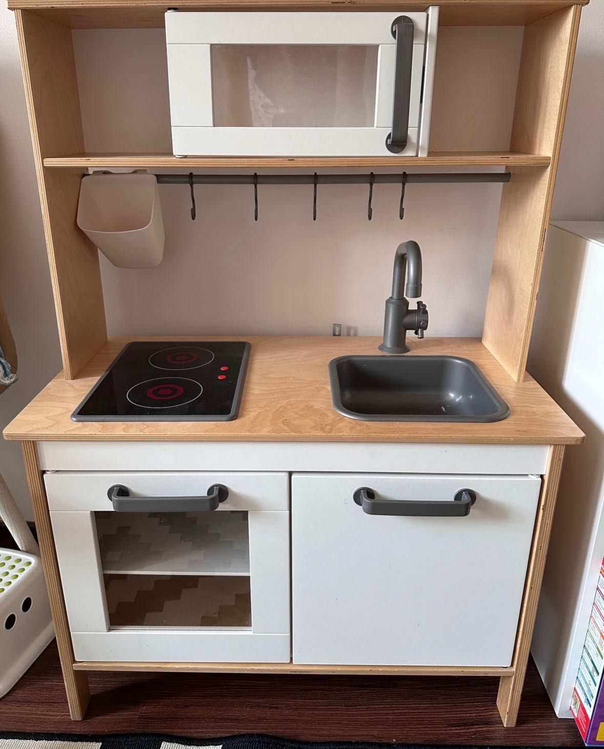 Kuchenka Ikea z wyposażeniem