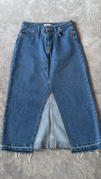 Джинсова спідниця міді