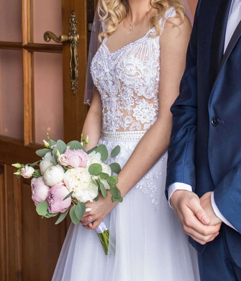 *Piękna suknia ślubna*