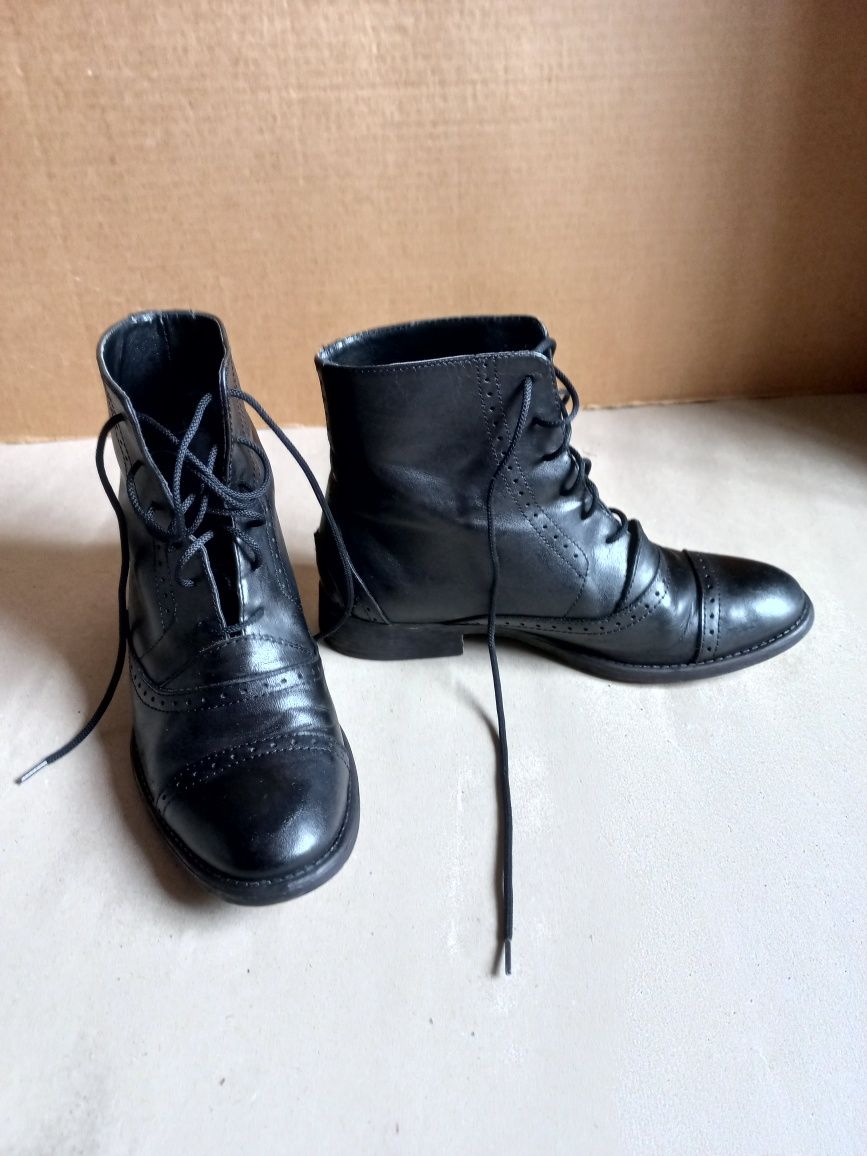 Botas de pele ZARA 36 com picotado