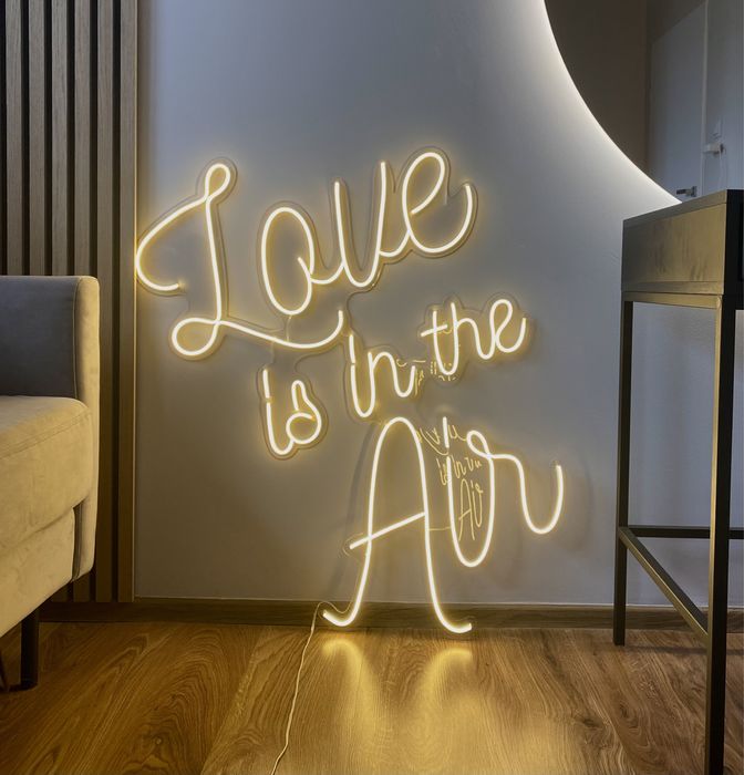 Neon na wesele, napis Love is in the Air, oświetlenie led, ledon