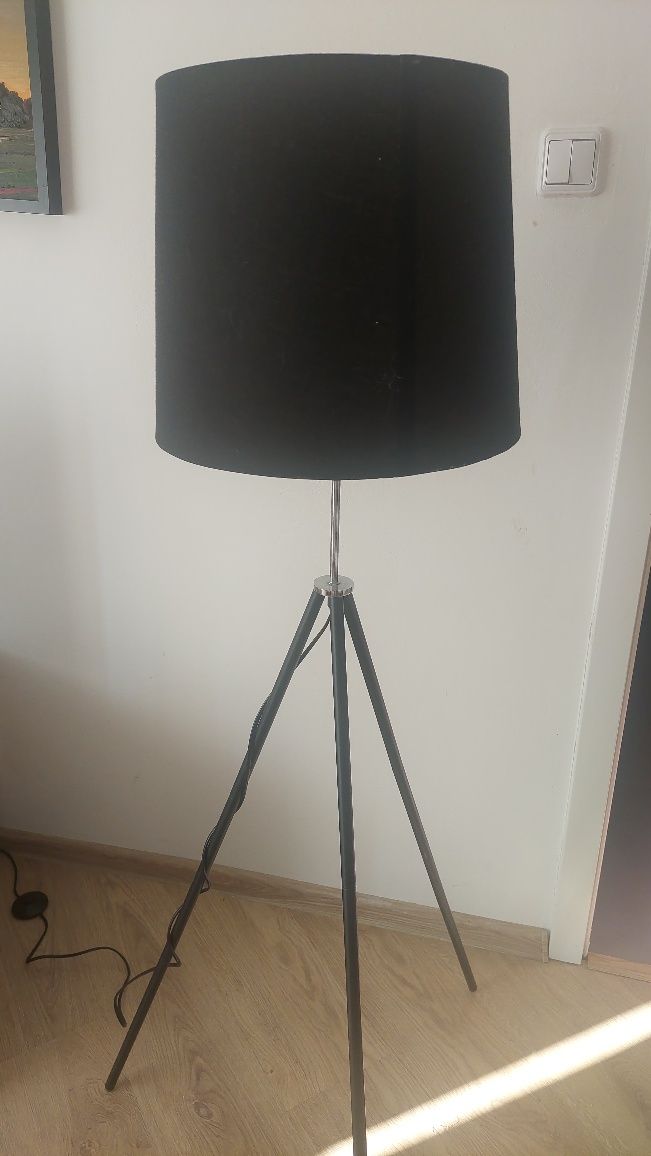 Lampa podłogowa czarna 3 nogi