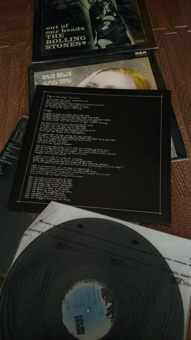 Pink Floyd 
Rolling Stones 
David Bowie 

 Capas e discos muito bom es