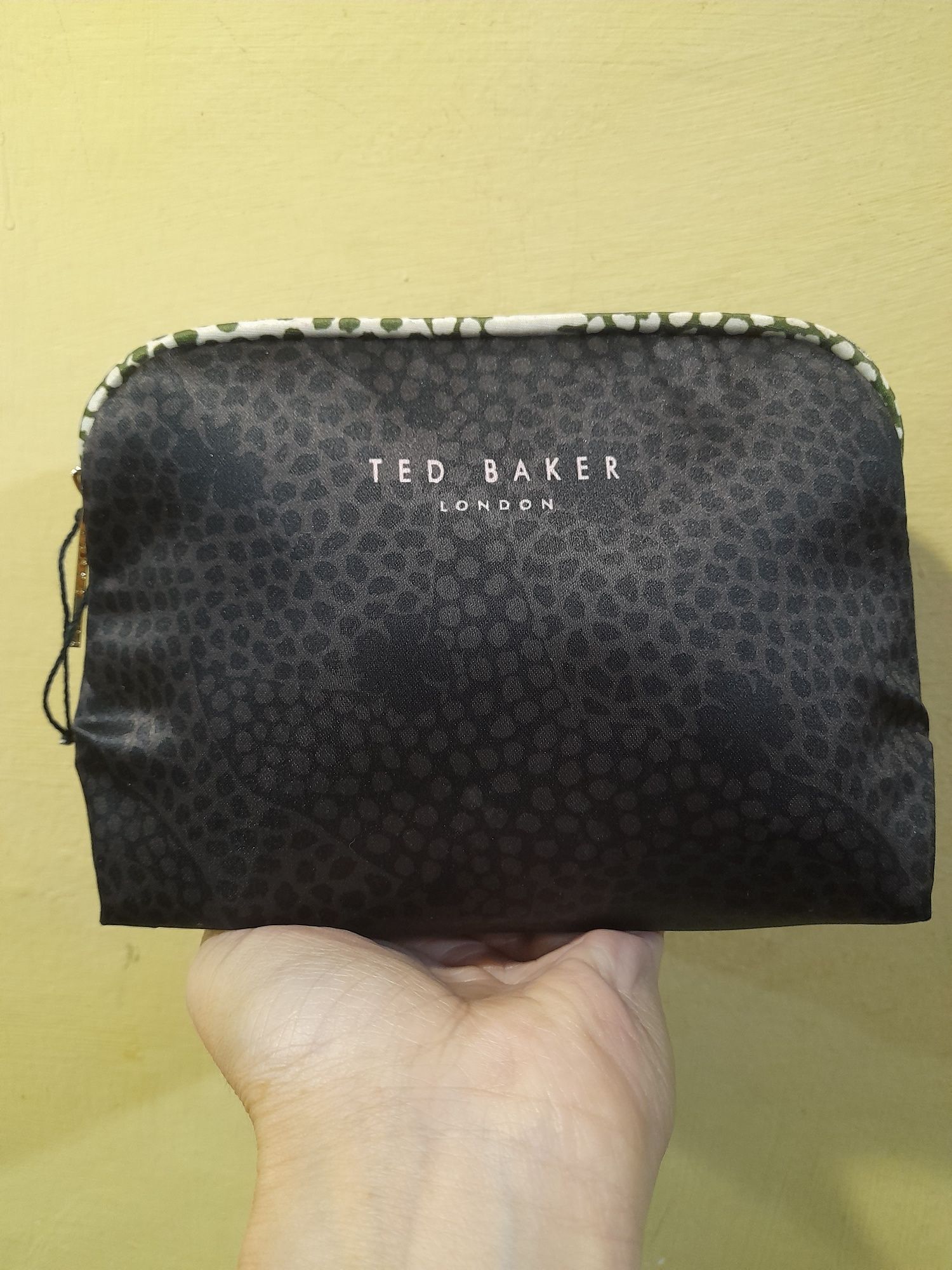 Оригінал Ted Baker London як нова косметичка