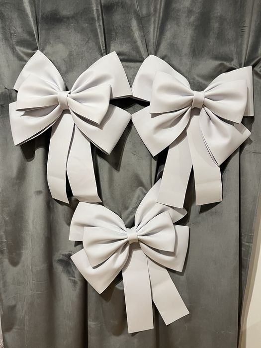 Białe kokardy, dekoracje, ozdoba na ogrodzenie, drzwi wesele slub