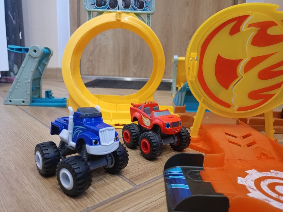 Zabawki z serii Blaze i Megamaszyny Nickledon Tor + 6 bajkowych  pojaz