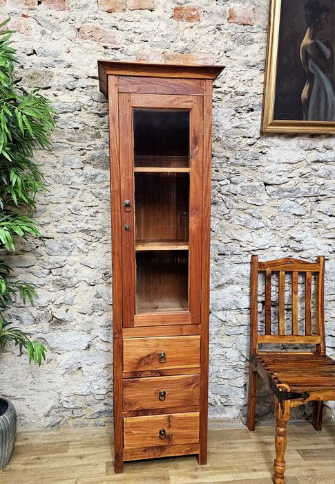 Piękna witryna słupek drewniana z szufladami – solidny mebel z charakt