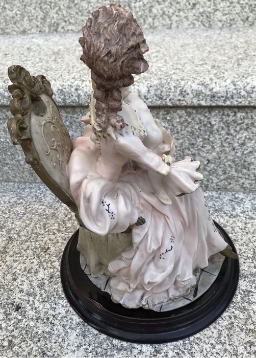 Estátua antiga marfinite - mãe com filho ao colo