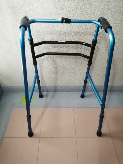 Andarilho articulado regulável em altura / Height-adjustable walker