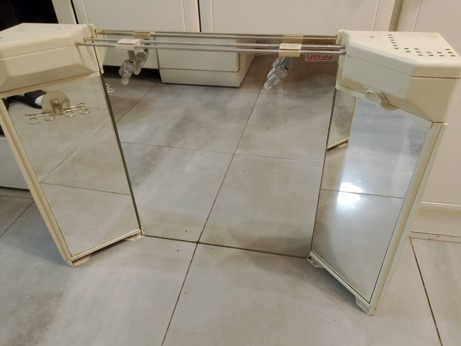 Lustro łazienkowe podświetlane