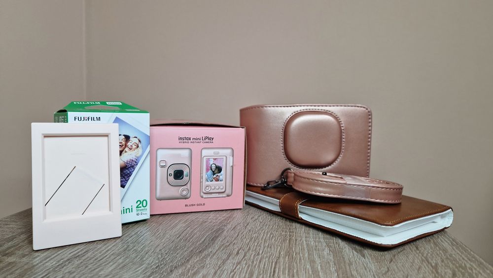 Продаю комплект:камераInstaxmini,чохол,плівка,фотоальбом,miniфоторамка