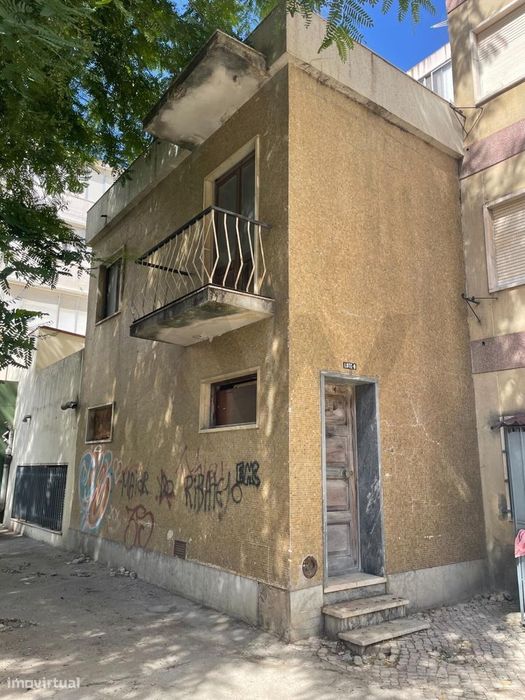 Moradia em Alverca para Remodelação Total com Excelente Potencial de T