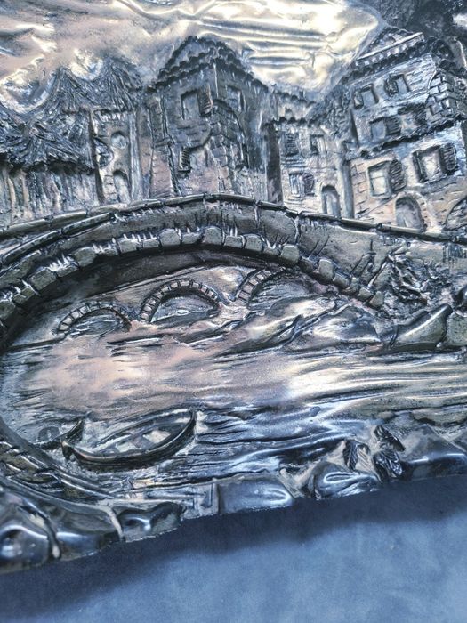 Quadro em veludo, com escultura em bronze, certificado, como novo