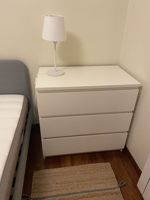 Cómoda com três gavetas