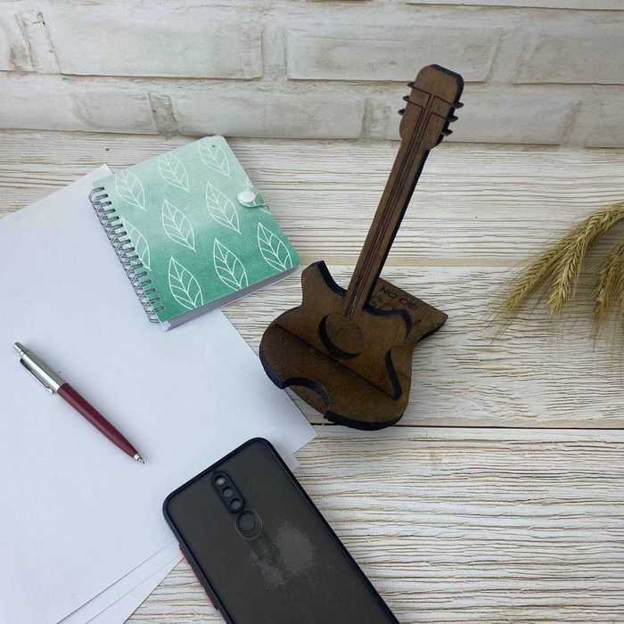 Деревянная настольная подставка для телефона в форме гитары