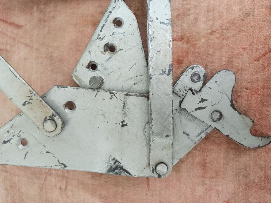 Механізм складання та розкладання дивана.