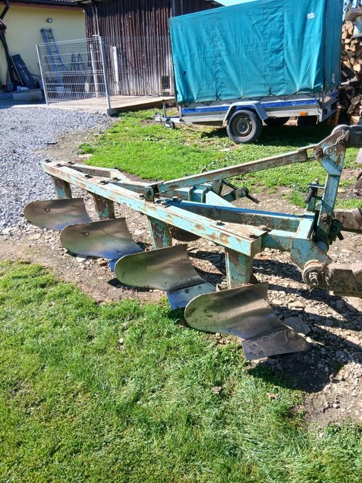 Pług 4 skibowy gotowy do pracy.