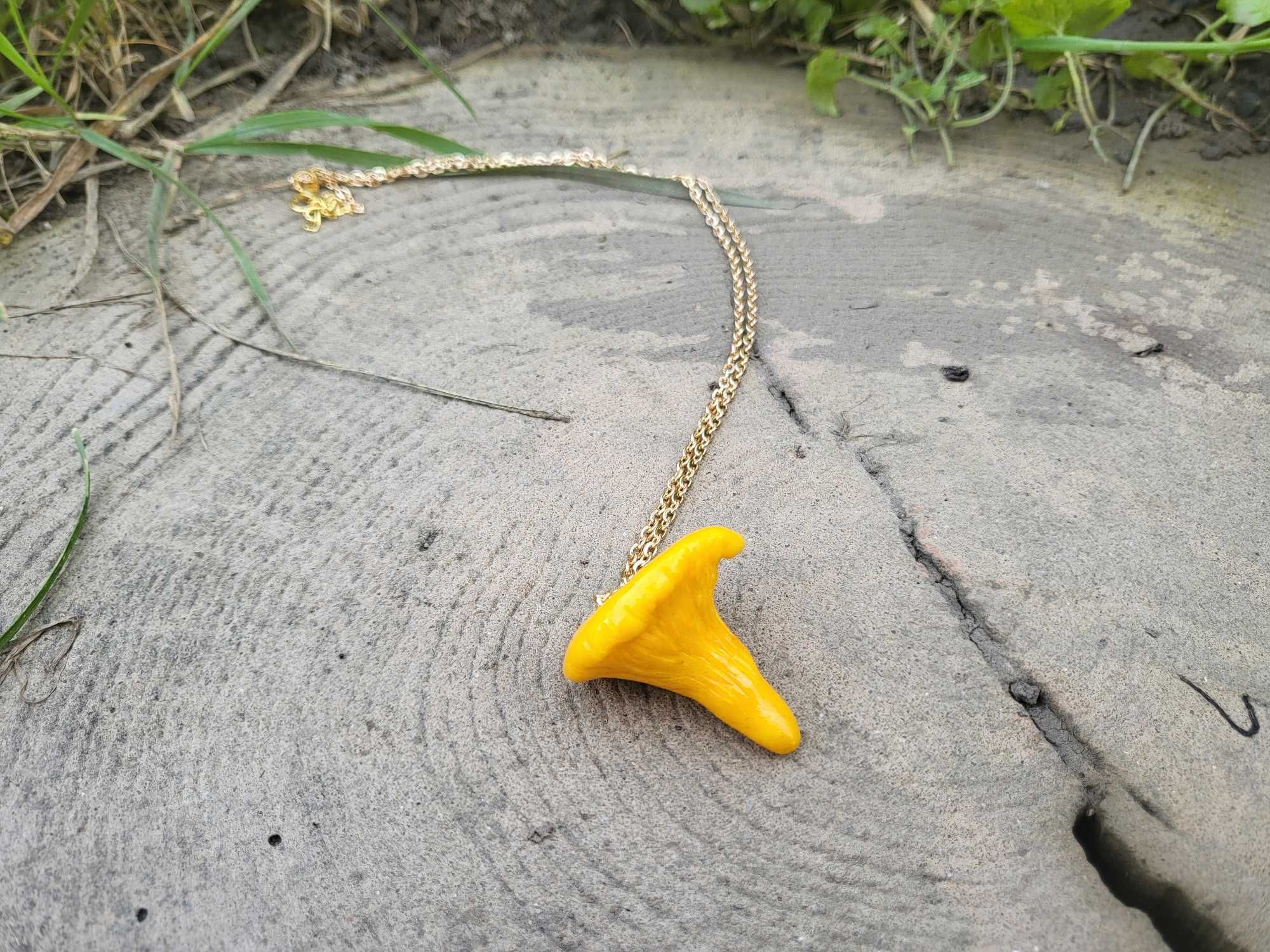 Wisiorek kurka grzyb , jesień, handmade