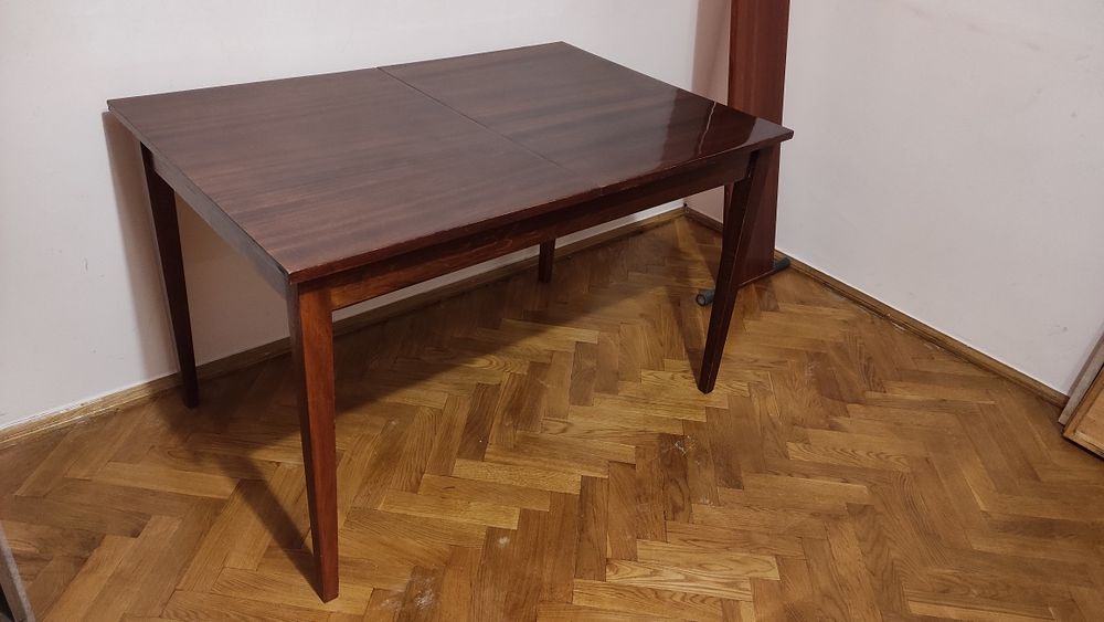 Лакований стіл в гарному стані