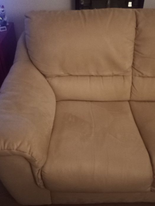 Sofá cor creme dois lugares
