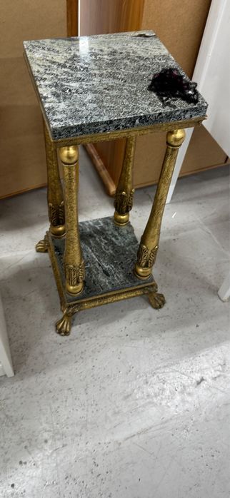 П'єдестал з мармуровою стільницею