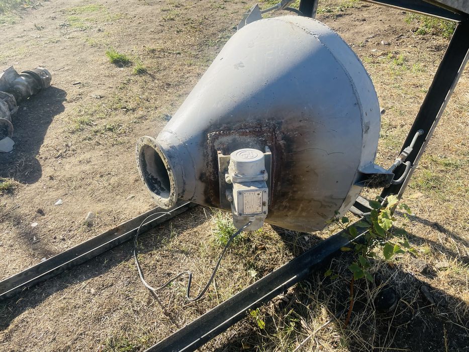 Дозатор цементу 300 кг з вібраторами та вагами