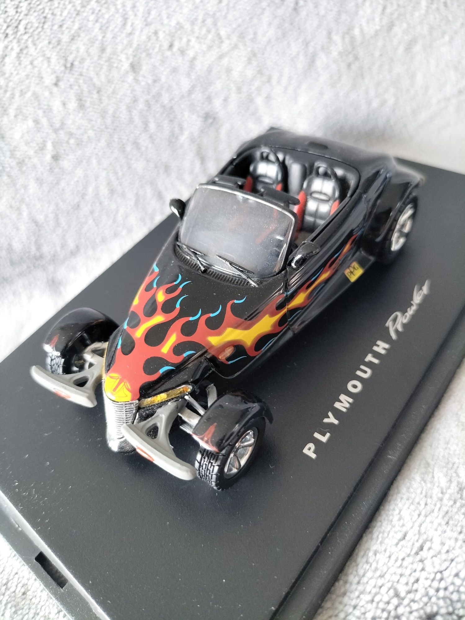 Universal Hobbies Eagle's Race Plymouth Prowler 1:43 legendę