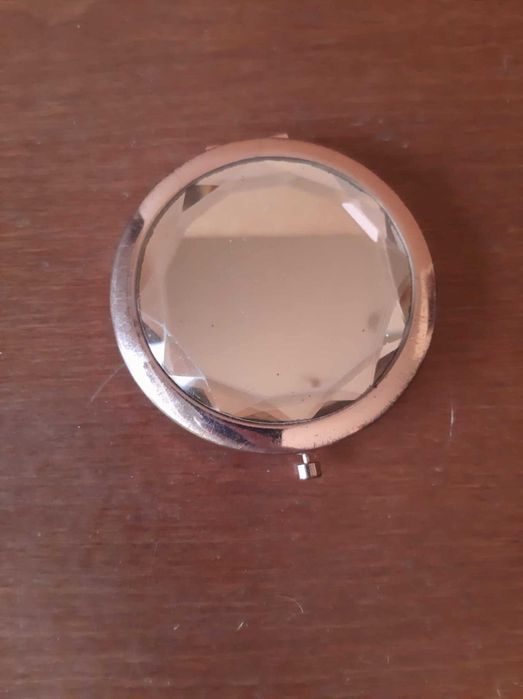 Lusterko kompaktowe okrągłe w kolorze różowego złota