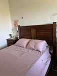 Cama de Casal + Mesa de Cabeceira em Madeira Maciça