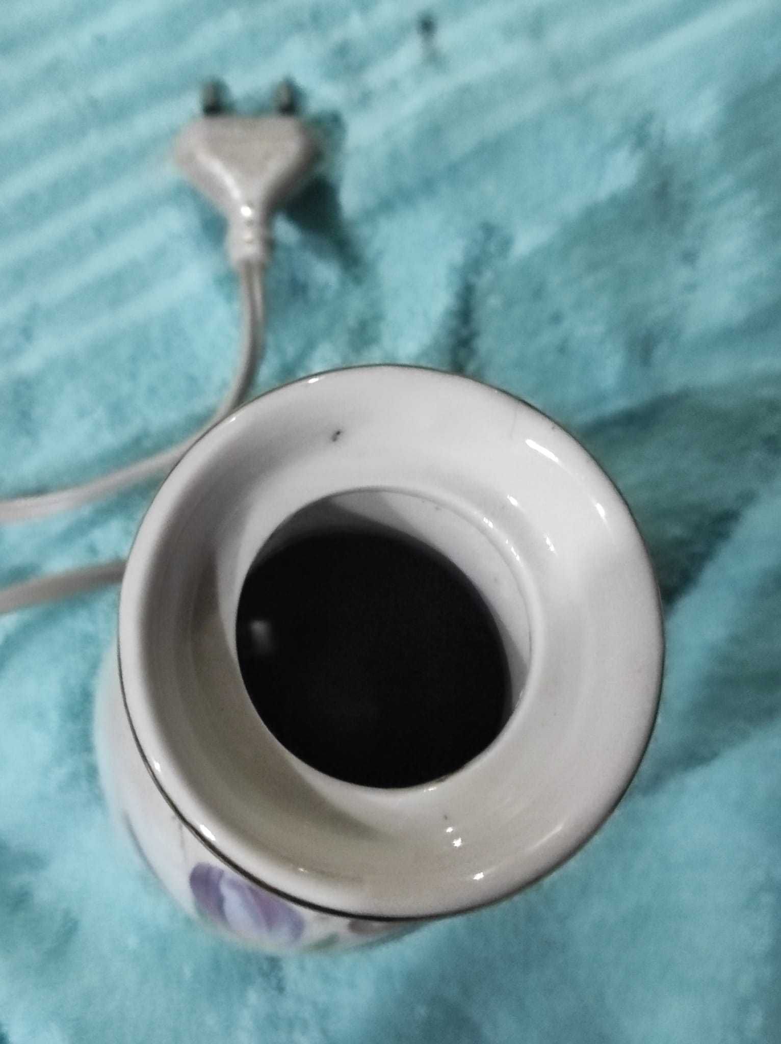 Mała ciekawa lampka nocna formie wazonu z porcelany.
