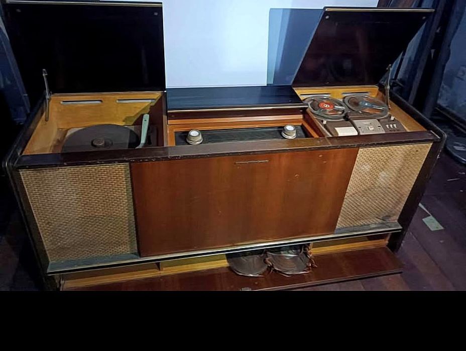 Móvel rádio a válvulas, gira-discos e gravador de bobines Vintage