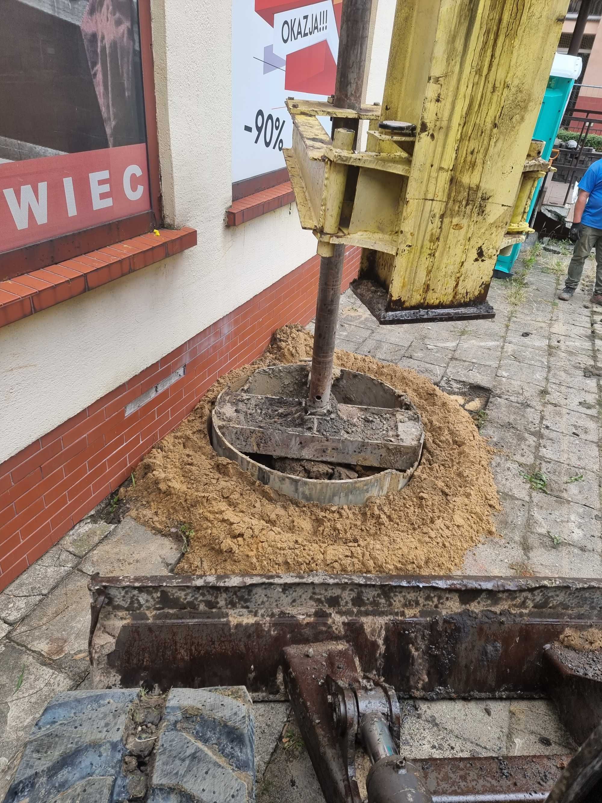 Kopanie studni , studnie fundamentowe, zapuszczanie studni.