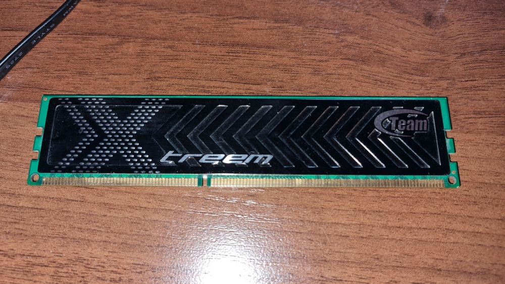 Team Group Xtreem Dual оперативная память 2GB, частотой DDR3 1600.