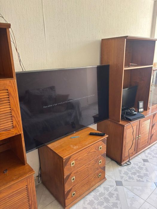 Tv LG  com 170cm largura 72cm altura 75 polgadas pouco uso