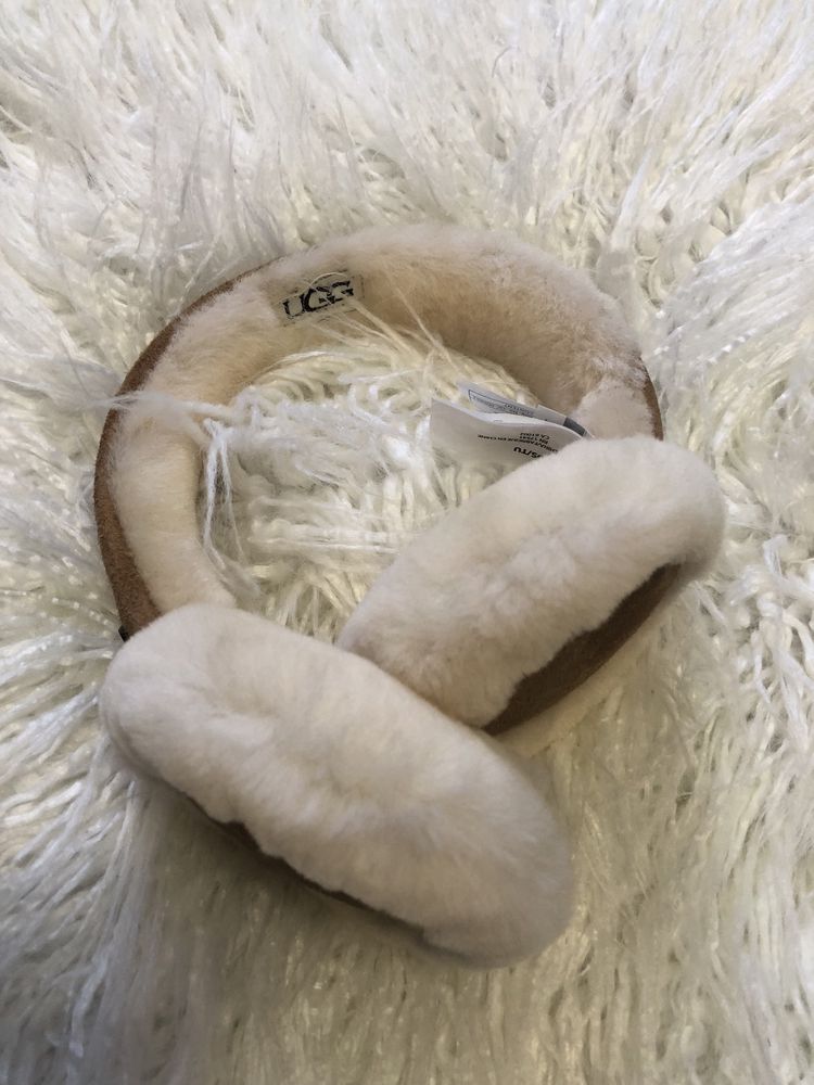 Тёплые наушники с интегрированными электронными наушниками UGG