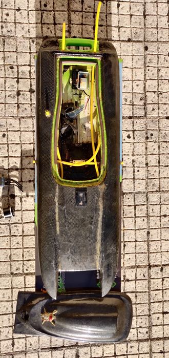 Barco RC (radio control) Atomic SR85 só o casco +hardware e servo