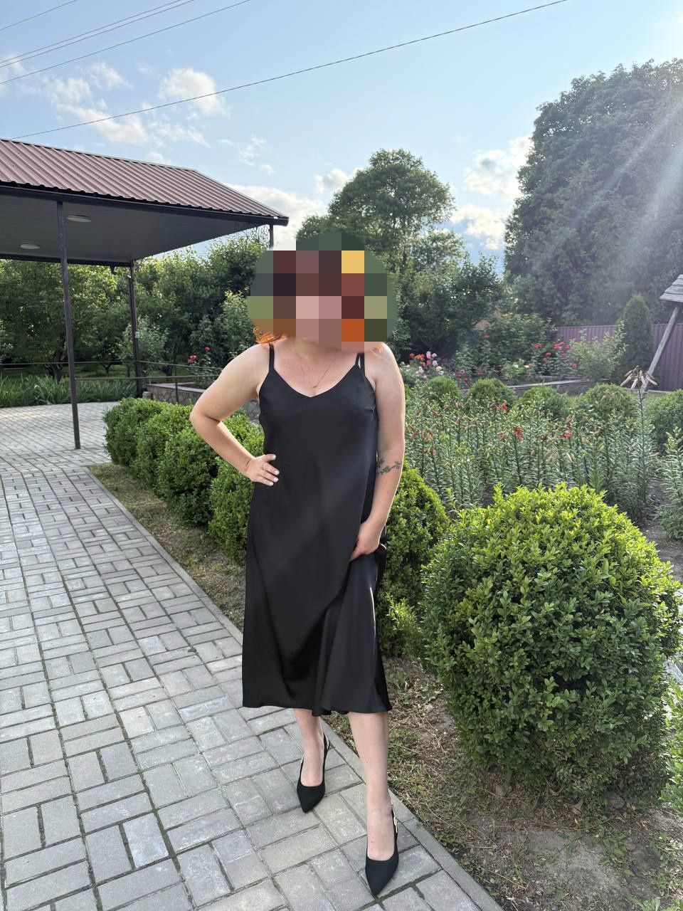 Атласна сукня на бретелях Л-ХЛ