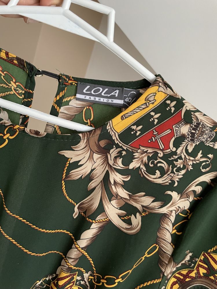 Zielona sukienka z falbaną we wzory Lola 40 L