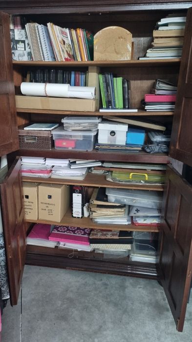 Armário de Madeira Envernizada