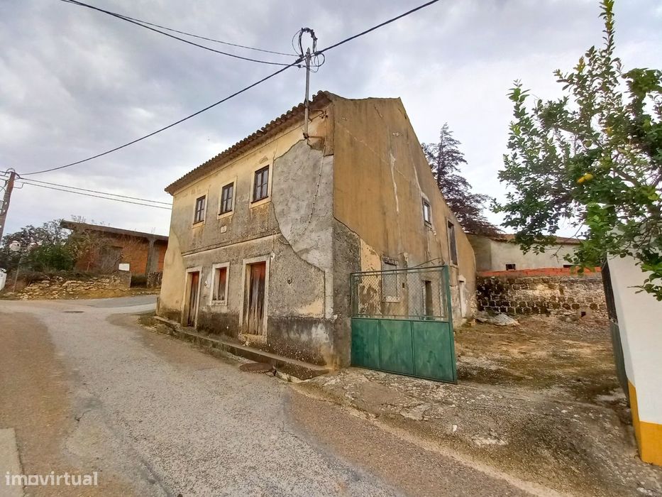 Moradia T5 para remodelar em Advagar - Santarém
