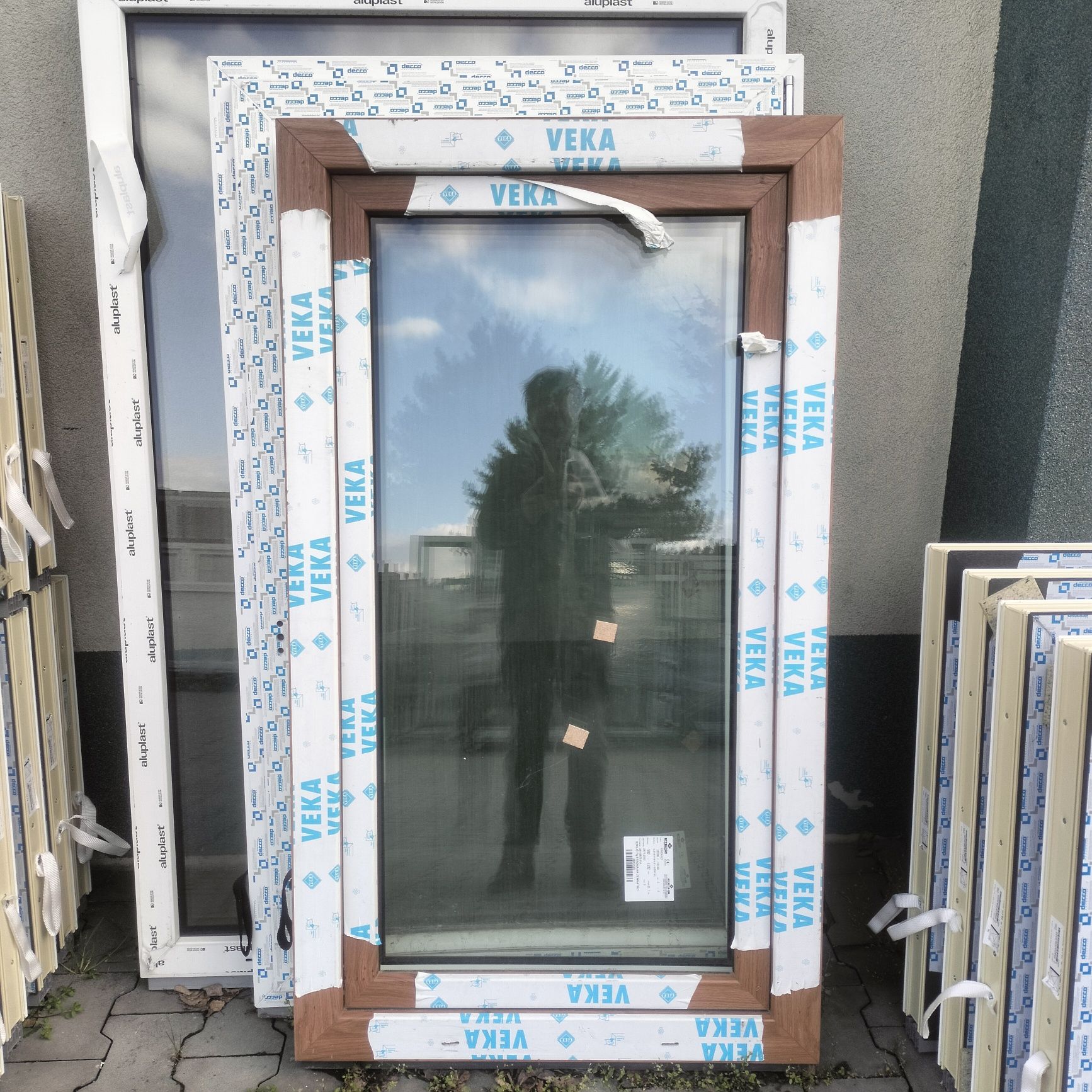 Okno na profilu Veka w kolorze winchester