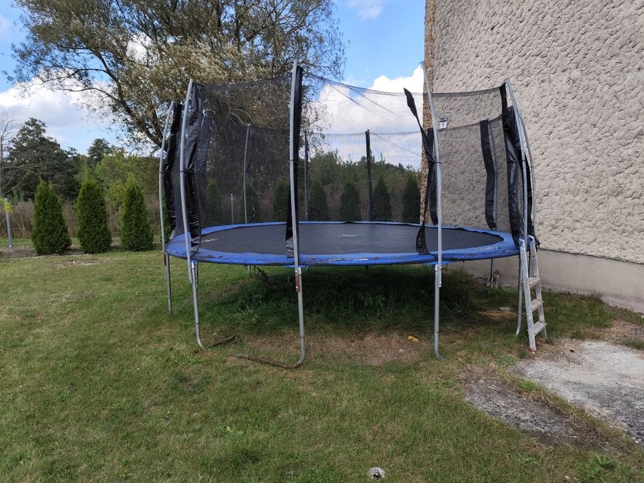 Trampolina o średnicy 5 metrów.