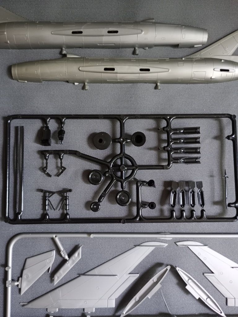 Сборная модель самолета Su Су 7 Збірна модель літака 1/72 Plasticart