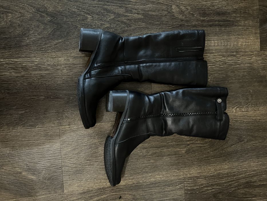 Продам, жіночі чоботи  чорні на хутру.