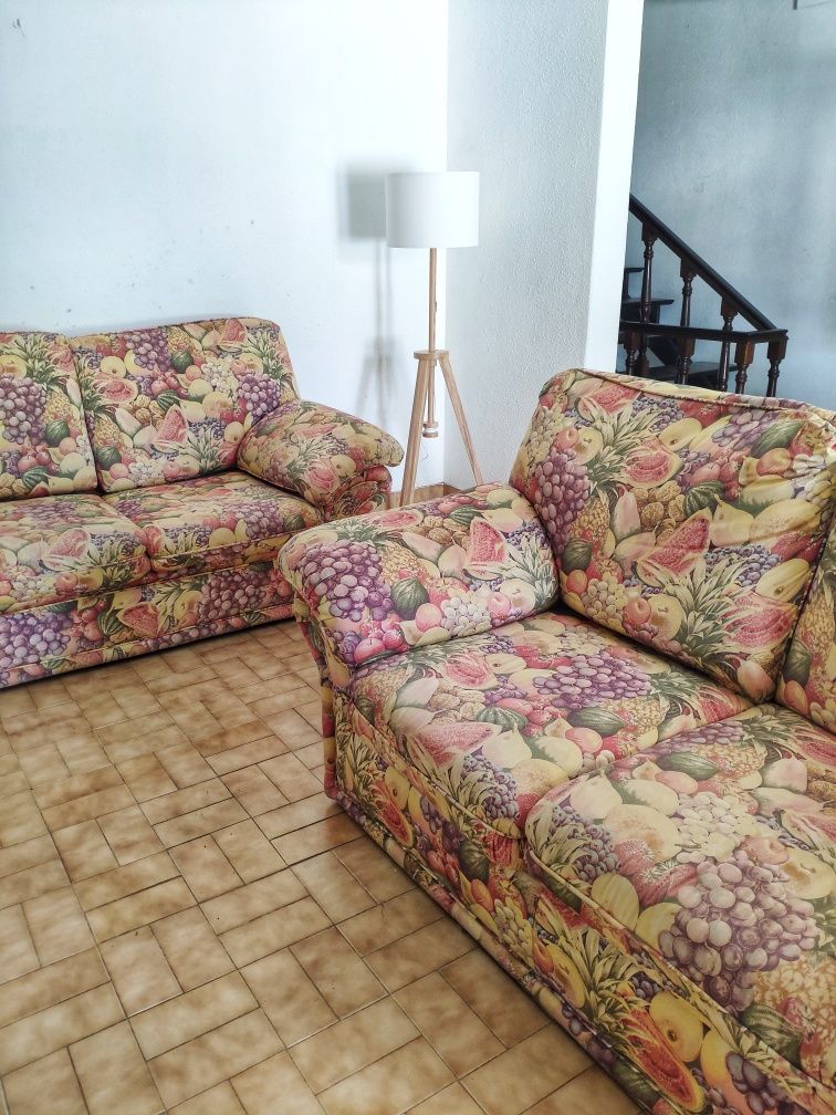 Conjunto de confortáveis Sofás 2 lugares + mesa apoio