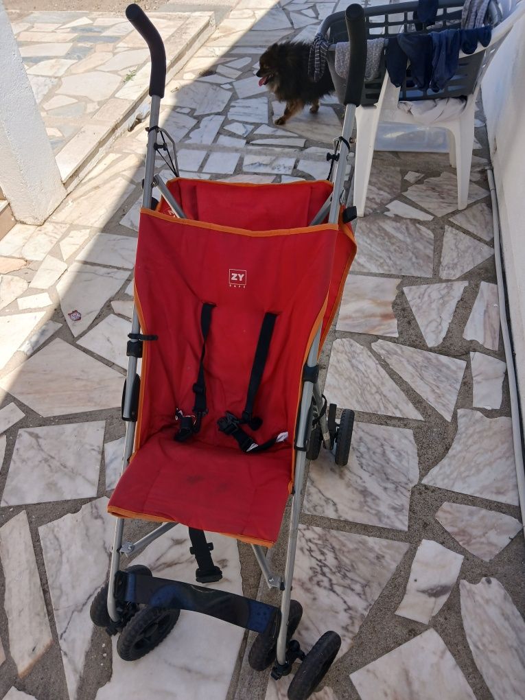 Carrinho de criança com pouco uso, como se pode ver nas fotos.